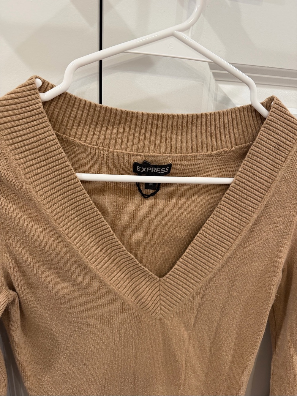 Women’s V-Neck Long Sleeve Sweater - Camel Size Medium EUC - Picture 3 of 5